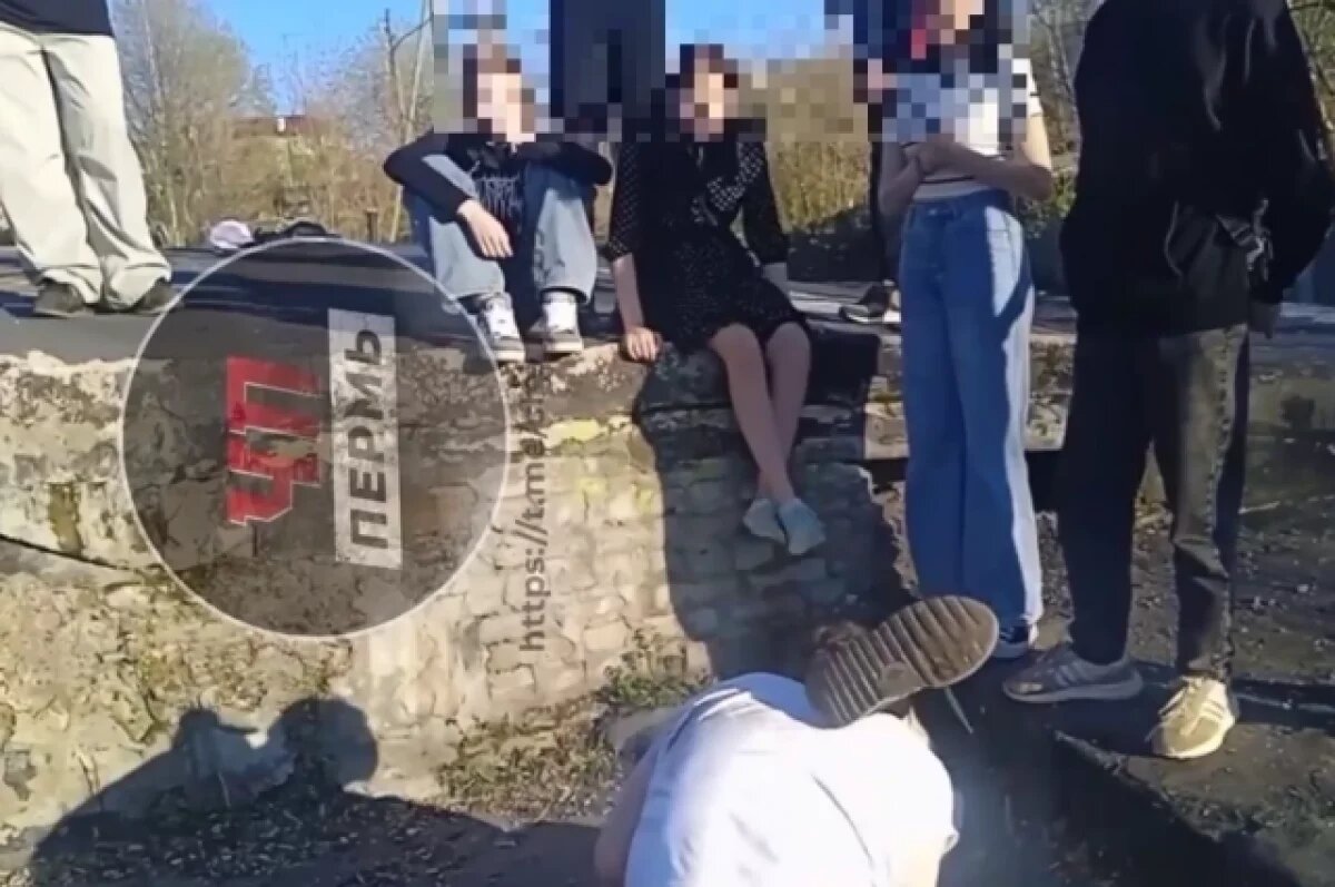    Подростки наблюдали за дракой сверстников и снимали её на телефон