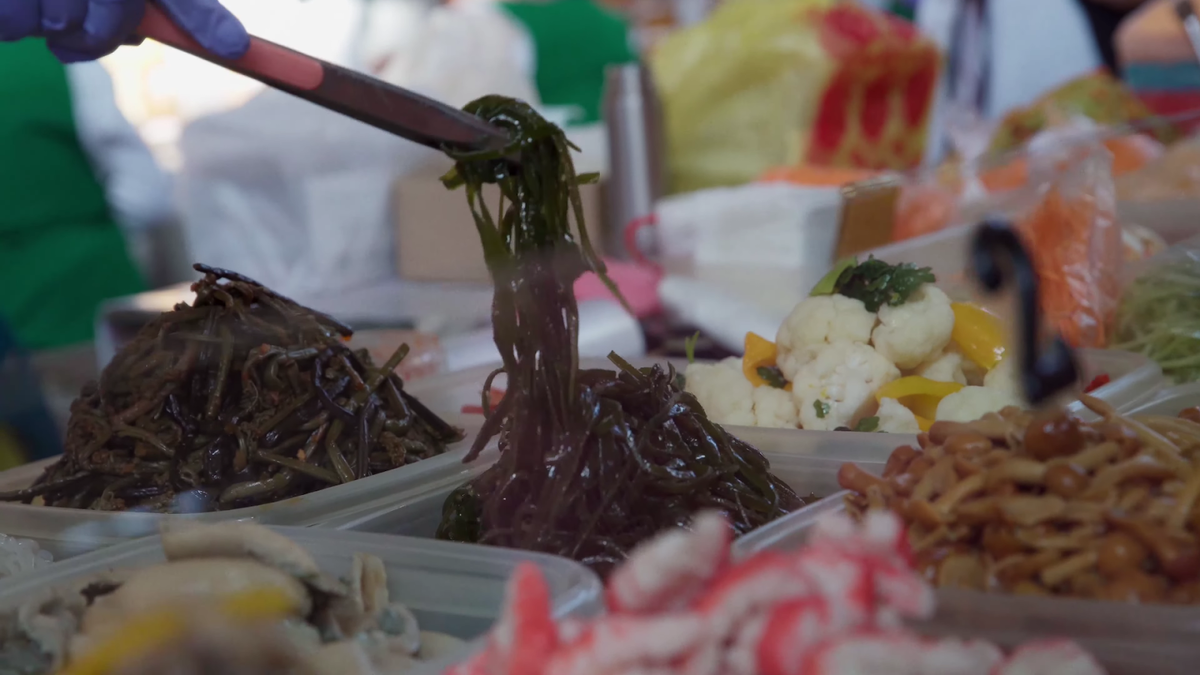 Найти закуску можно на любой вкус и цвет: острую, соленую, кисло-сладкую и так далее и тому подобное. 