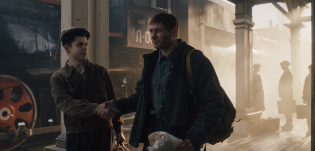 Справа Иван Астафьев (Андрей Фролов) и Цыганок (Артём Жигулин)