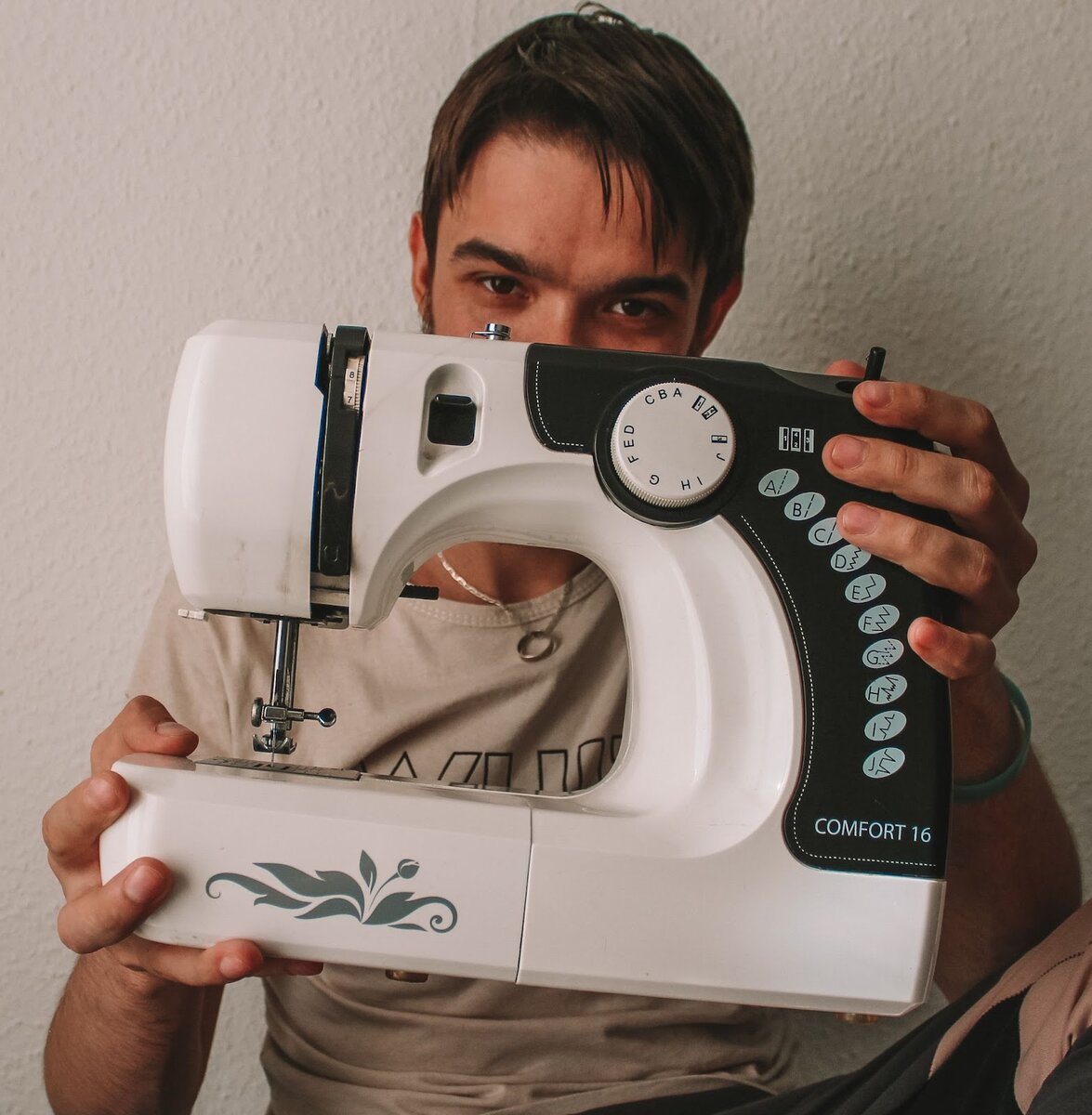 Первую швейную машинку, на которой Александр начинал шить, он одолжил у мамы