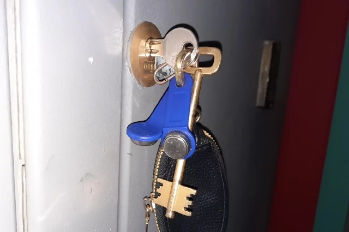    Девочку заперли снаружи на ключ.