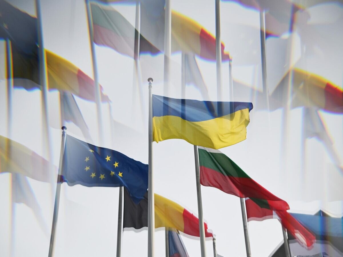    Флаг Украины и флаг с символикой Евросоюза у здания Европарламента в Страсбурге© РИА Новости / Стрингер