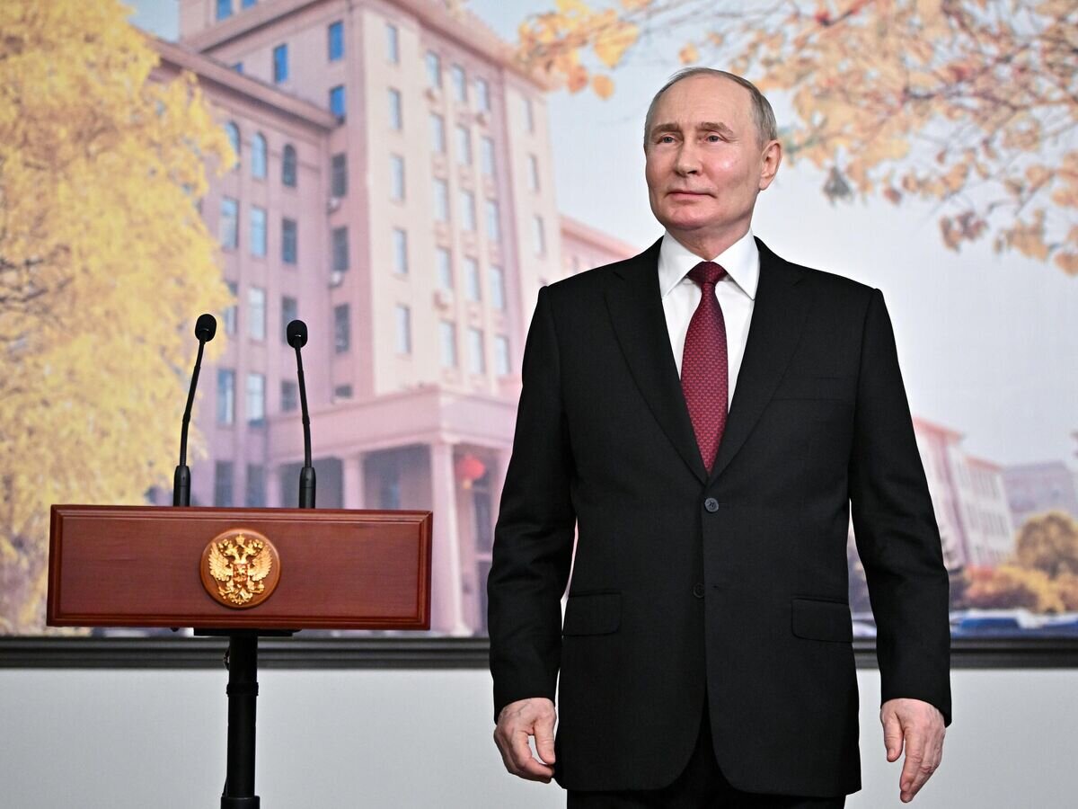   Президент России Владимир Путин выступает в Харбине перед представителями российских СМИ© РИА Новости / Сергей Бобылев