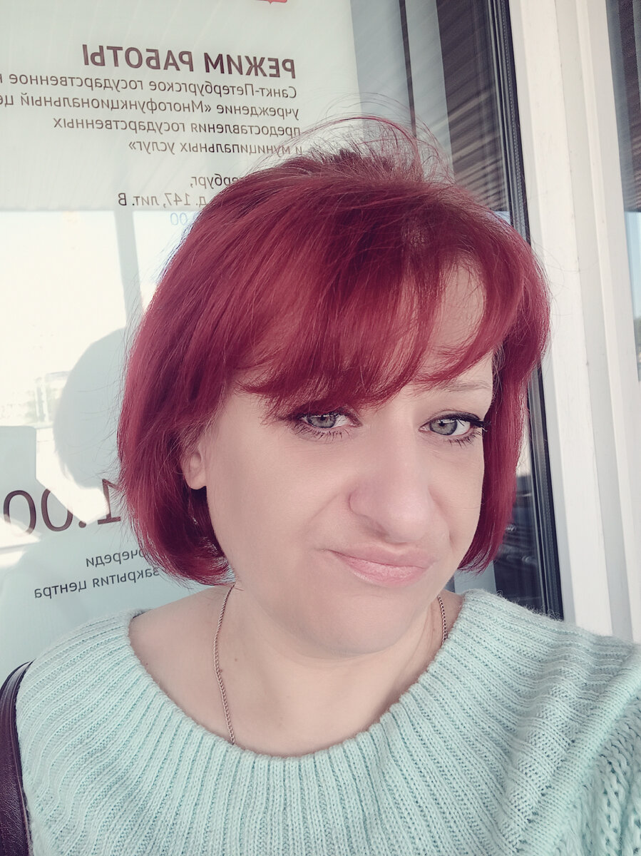 Шла вот с таким лицом. Я в учреждения всегда с таким хожу🤣🤣🤣