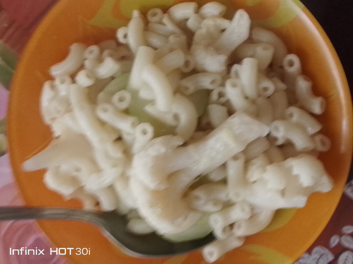 Рожки отварные и цветная капуста. 