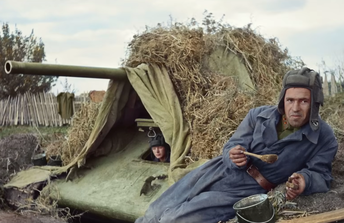 Хорошая маскировка танка и вкусный сытный обед - залог победы советских танкистов на войне