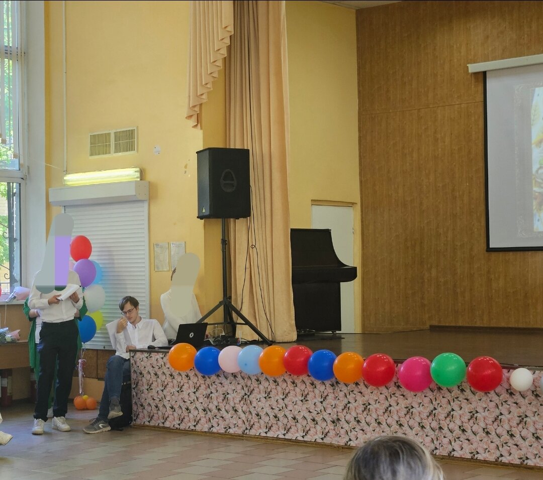 Грустный ребенок читает сценарий.