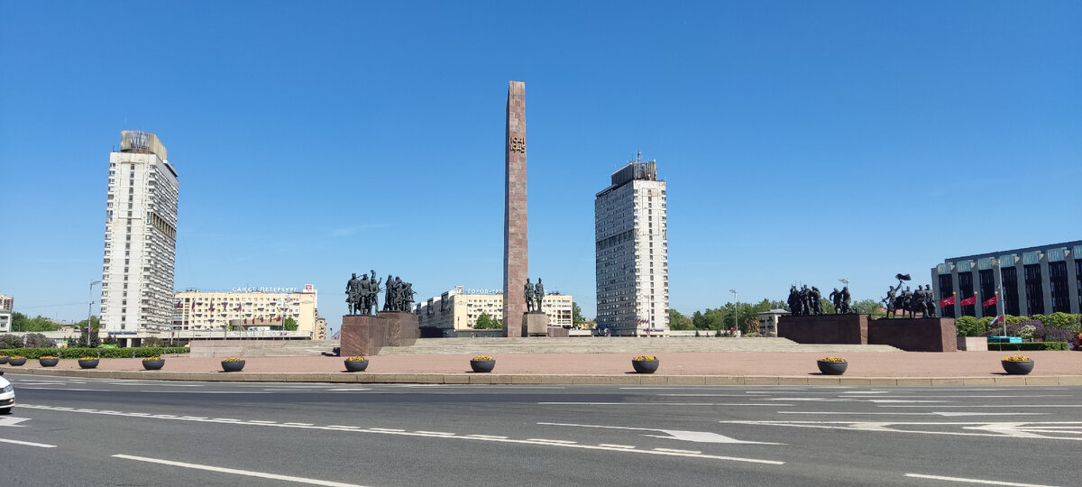 Мемориал победы который находится недалеко от московского метро в Санкт-Петербурге.