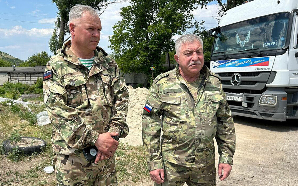 Глава Лениногорского района Татарстана Рягат Хусаинов (справа) часто сопровождает большегрузы на СВО. Фото предоставлено администрацией Лениногорского района