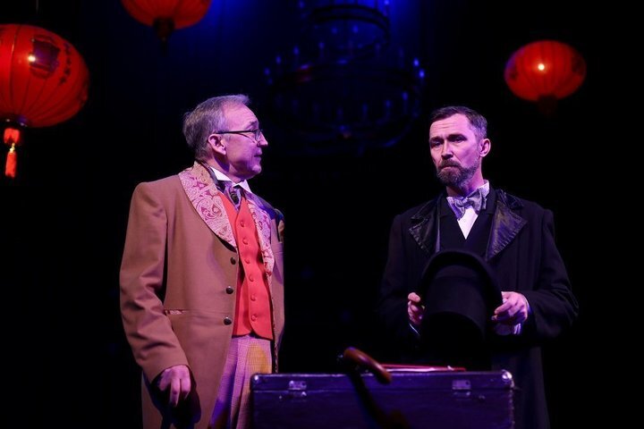 Сергей Мосейко (слева) играет в день рождения, Павел Густов играет негодяя. предоставлено пресс-службой казанского ТЮЗа