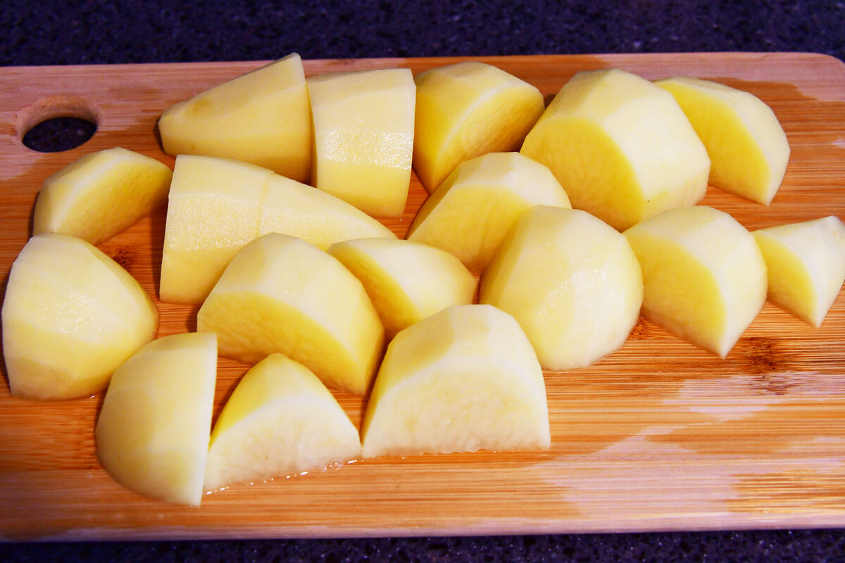 Нарезаем картофель