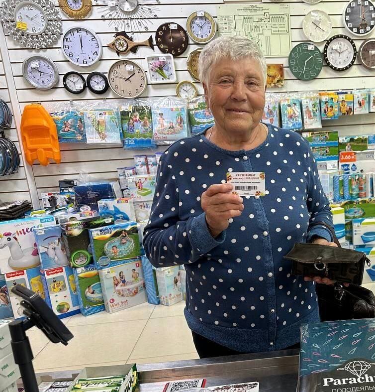    Пострадавшие от паводка оренбуржцы получают сертификаты на покупку одежды Кристина Просвиркина