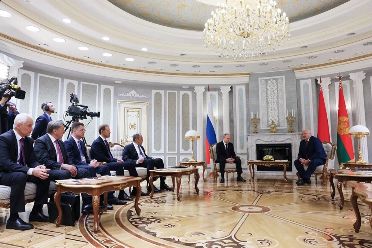    Путин: Запад пытается сдержать развитие РФ и Белоруссии