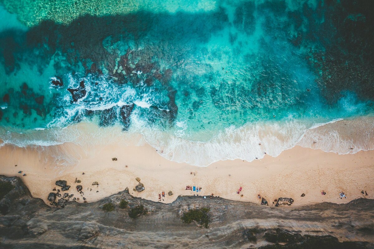 На Бали много песчаных пляжей, но побережья с белым песком есть только на полуострове Букит. Фото: Sven Piek / Unsplash