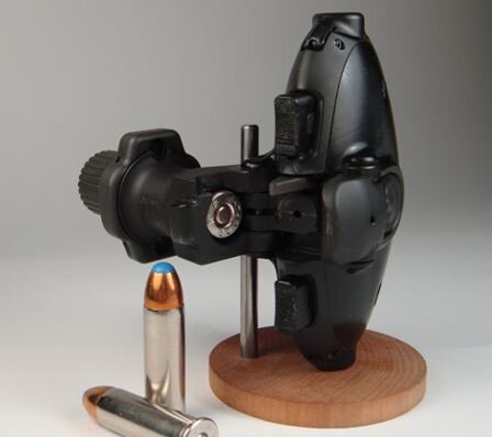 Constitution Arms Palm Pistol –  инновационное стрелковое оружие, разработанное в Соединённых Штатах специально в качестве оружия самообороны, подходящее женщинам, пожилым людям и инвалидам, то есть-2