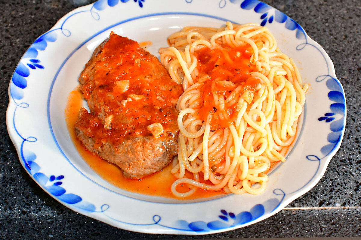 Свиное мясо с соусом из томатов и перца