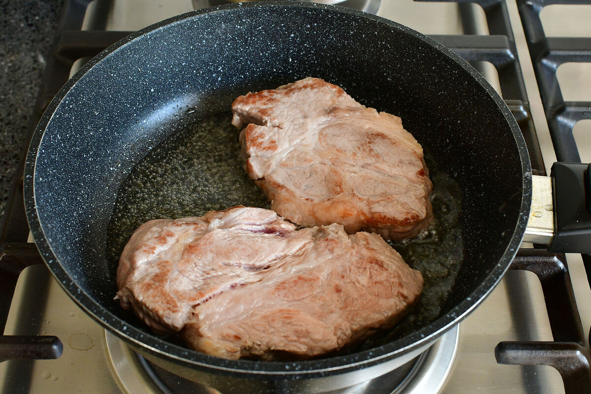 Обжариваем мясо