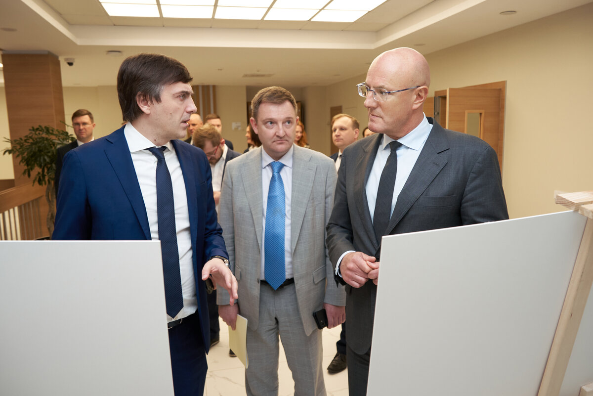Дмитрий Чернышенко провел рабочую встречу с главой Минпросвещения ...