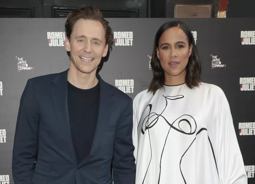    Том Хиддлстон с невестой посетили премьеру спектакля