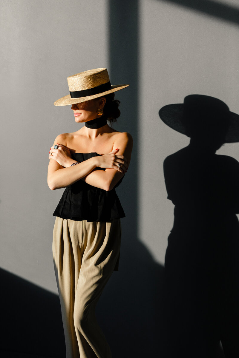 Помимо самой шляпы именно глубокие тени в этой серии фото добавили модели загадочности