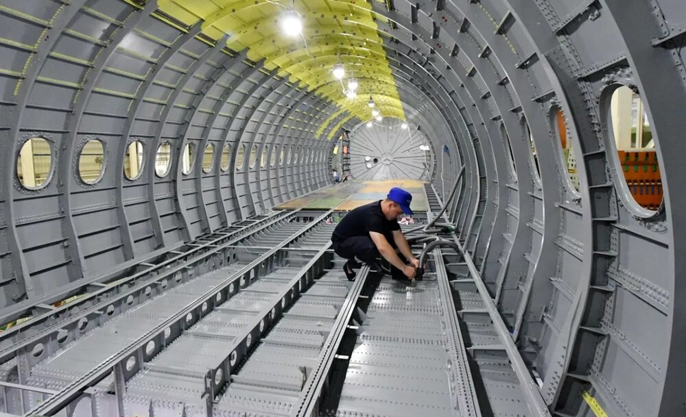 Рабочий в цехе сборки самолётов. Фото: © РИА Новости / Михаил Воскресенский  📷
