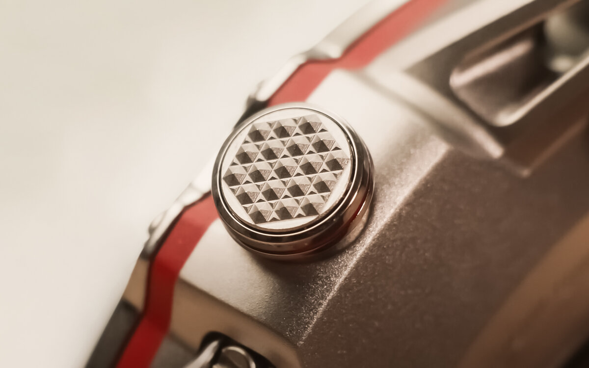 Одна из кнопок на корпусе Amazfit Falcon