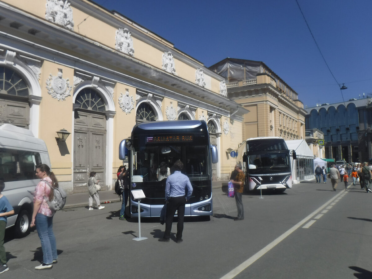 Новые автобусы на Манежной площади