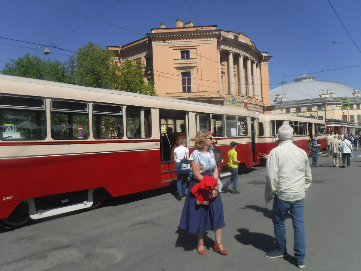 Ретро-трамваи слон и ближе к цирку туристический трамвай. Он современный в стиле ретро