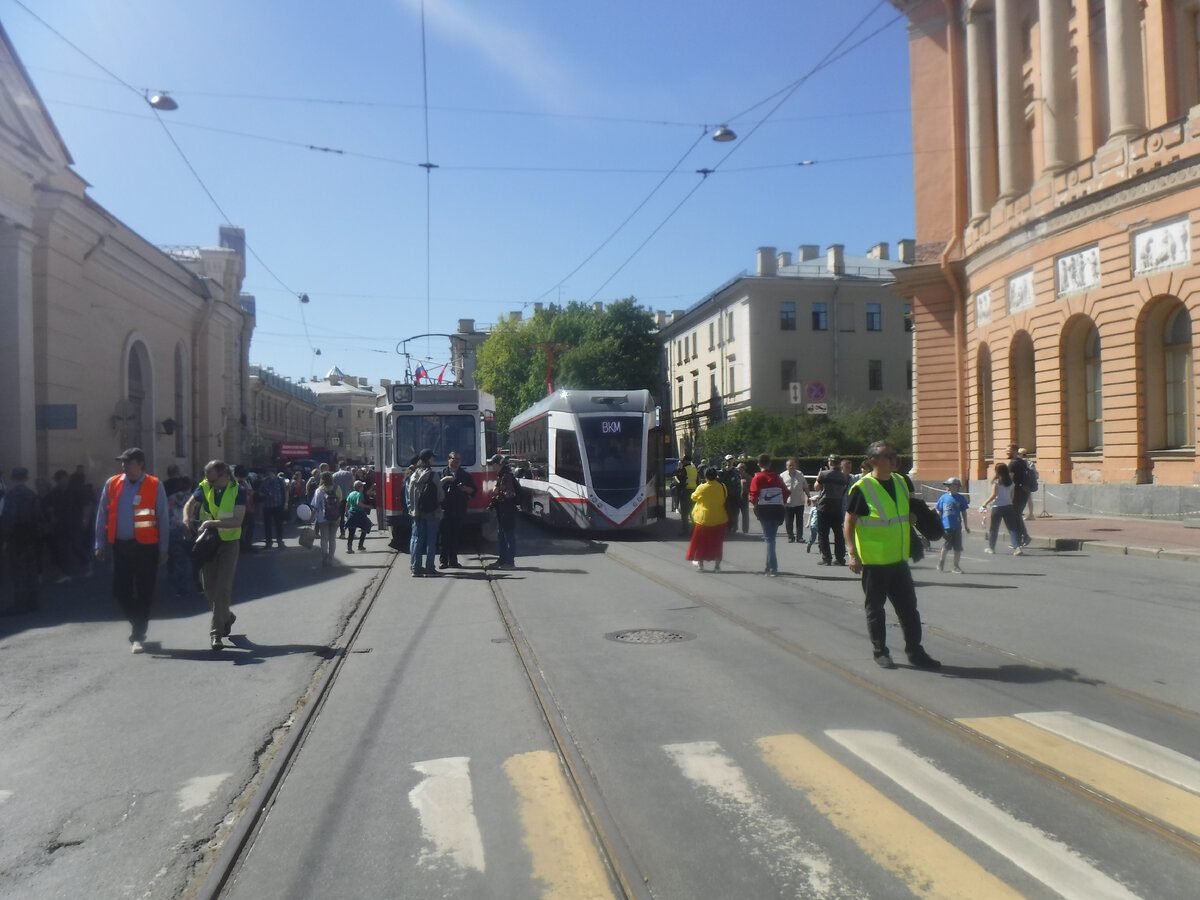 Старрый трамвай 1960-ых и ультравовременный трамвай