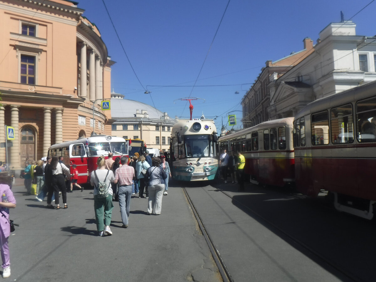 Ретро-трамваи и автобусы на Инженерной улице