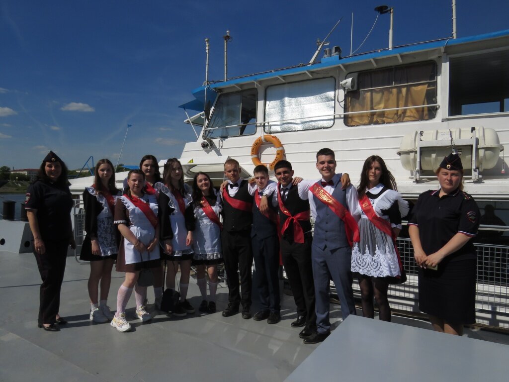 Тверская транспортная полиция обеспечивает порядок на речных прогулках по случаю «Последнего звонка»