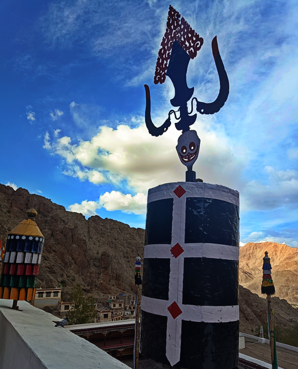 В буддизме Тришула иногда может обозначать символ «триратны» или Три драгоценности буддийской доктрины. А также оружие Махакала - одной из форм Шивы. На фото - буддийская гомпа (монастырь) Хемис, Ладакх, Индия.