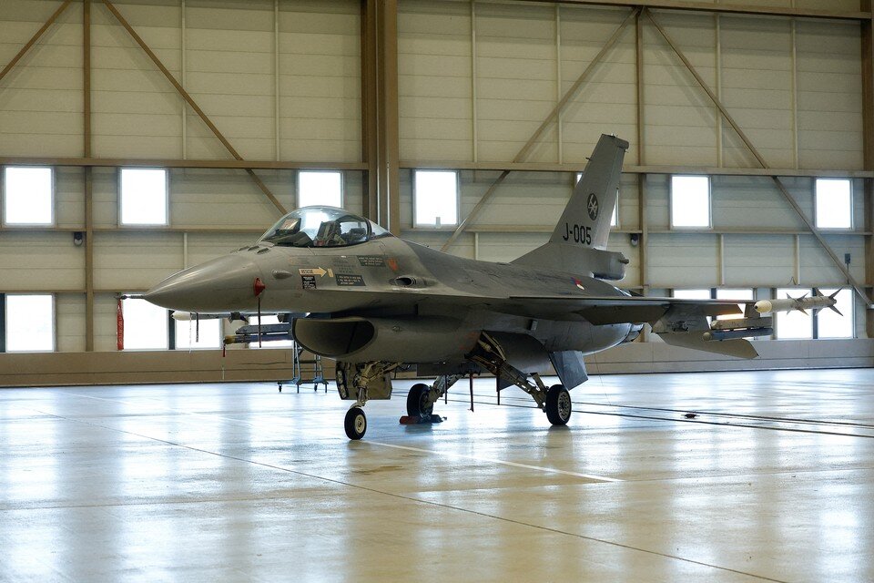    На Украине сейчас нет аэродромов, готовых принимать американские F-16 и обслуживать их. REUTERS
