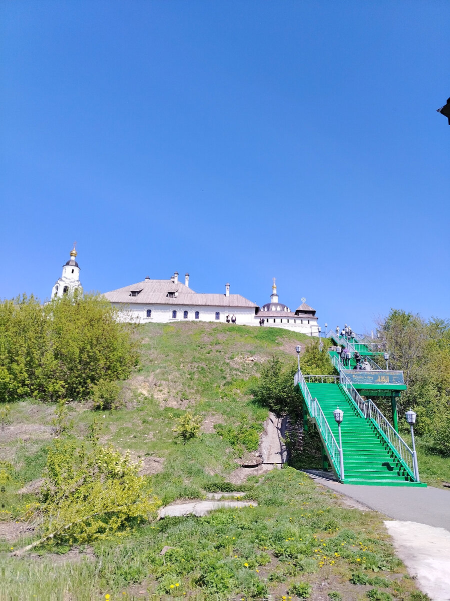 Современный Свияжск, расположенный на высоком острове. Фото автора