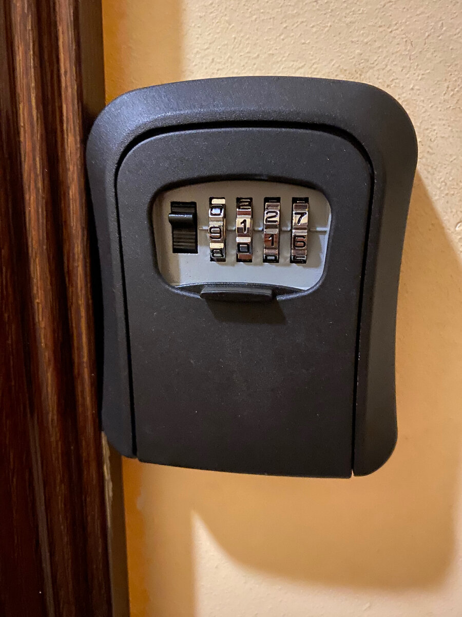 Вот так выглядит сейф-бокс, где лежат ключи от квартиры 