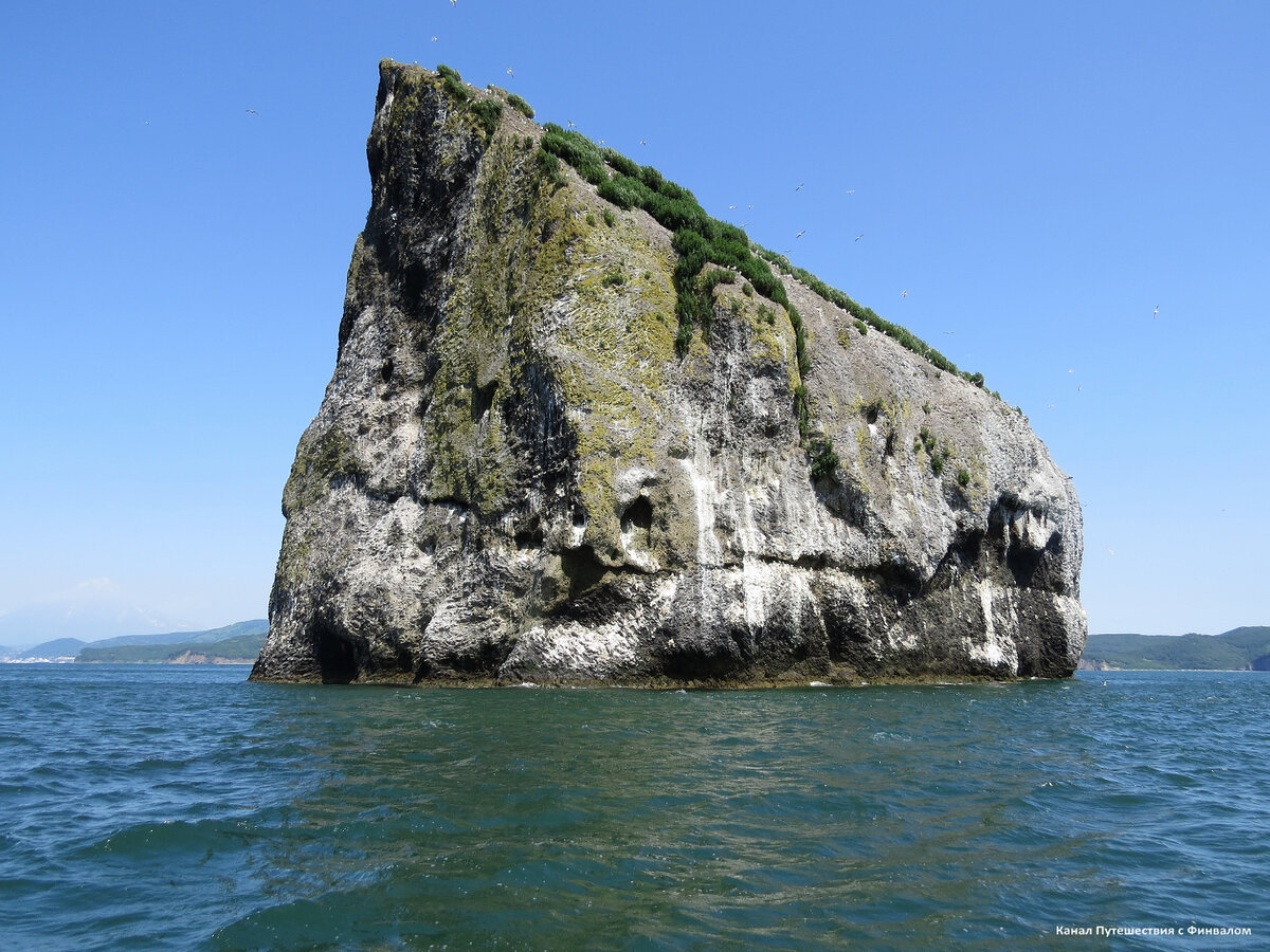 Остров Бабушкин Камень высотой 66 метров  служит хорошим ориентиром при входе в Авачинскую губу  Название он получил за скошенное плато, издали похожее на платок