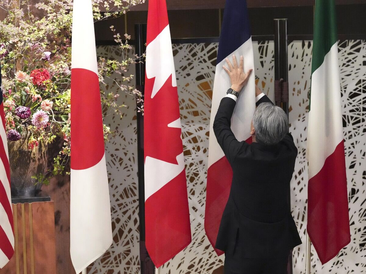    Флаги стран — участниц объединения "Большая семерка"© AP Photo / Eugene Hoshiko