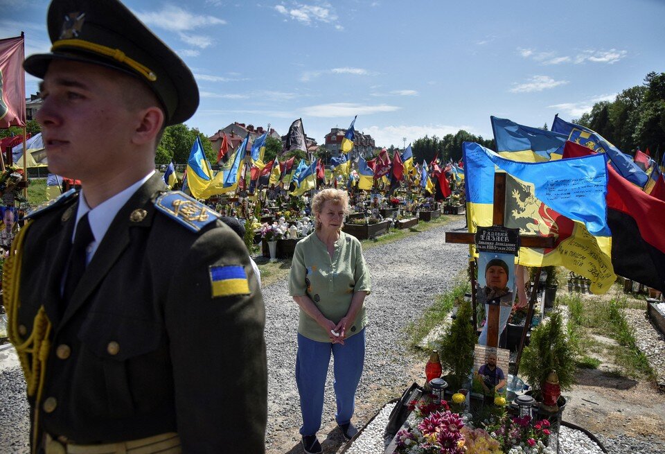    По сообщениям ВВС, компания "Бурисма" поглотила более 8 тысяч похоронных контор по всей Украине и монополизировала этот бизнес. REUTERS