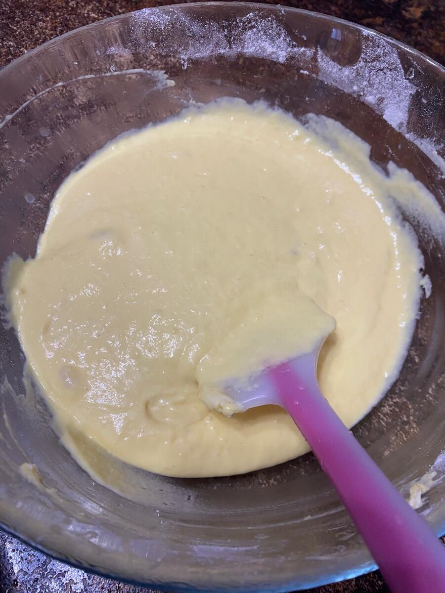 Взбиваем яйца с майонезом и вливаем в муку, замешиваем.