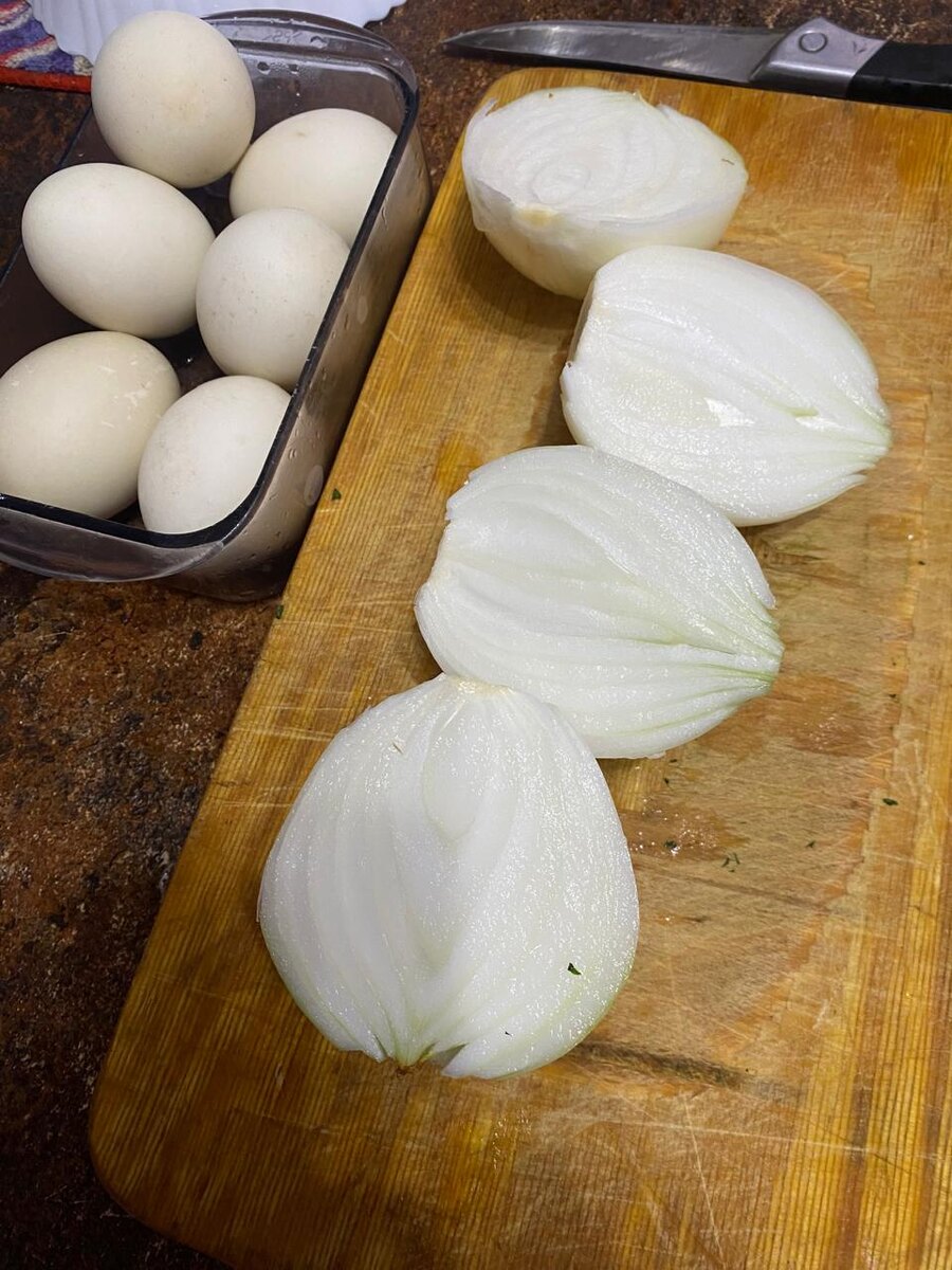 Готовим лук и нарезаем полукольцами. Листаем дальше.