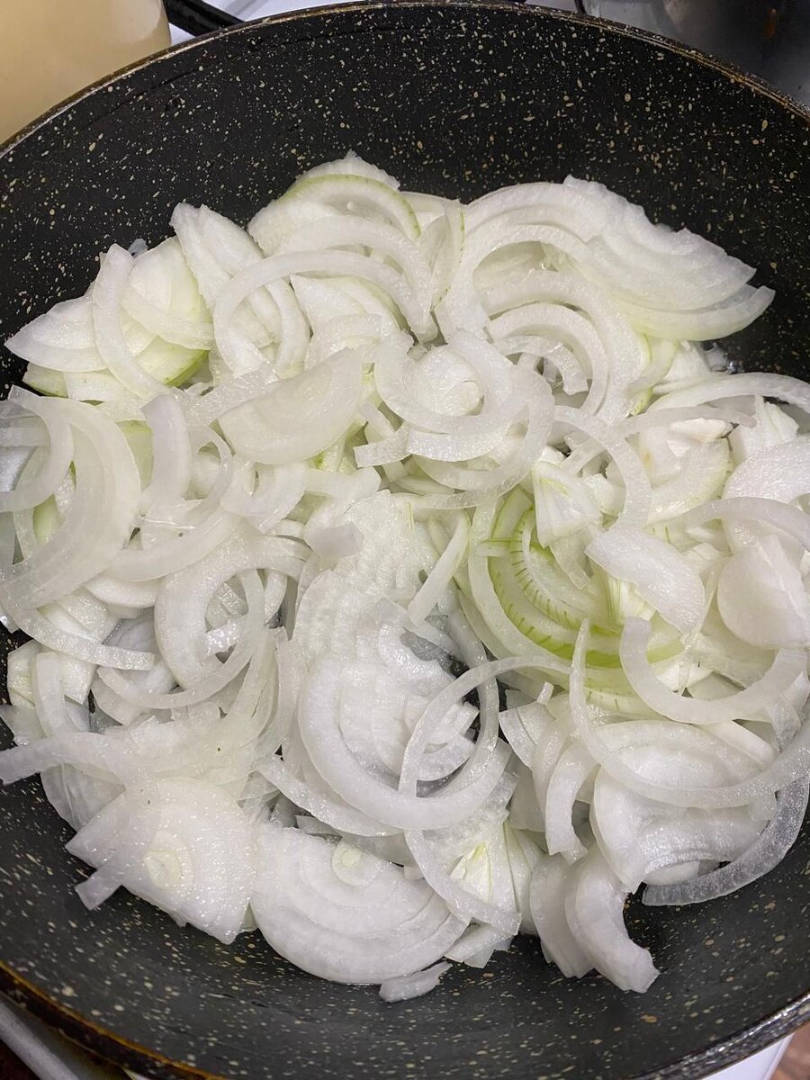 Лук надо притушить минут 5ть.