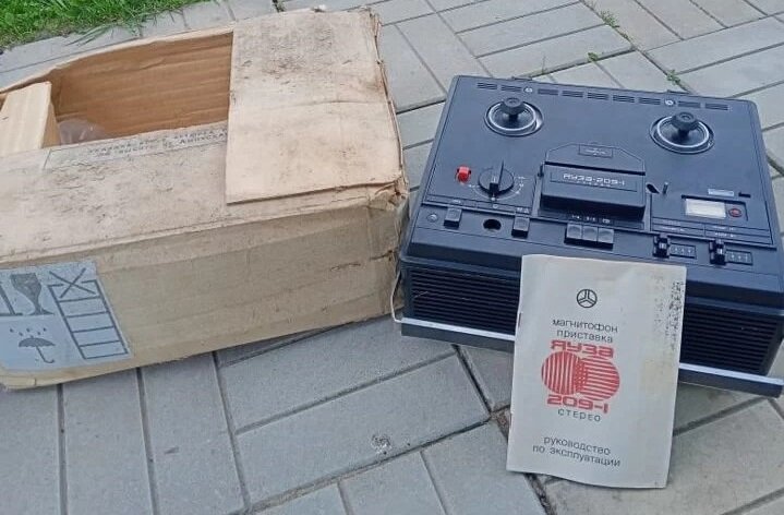 Катушечный стереофонический магнитофон "Яуза-209-1-стерео" и родная упаковочная коробка