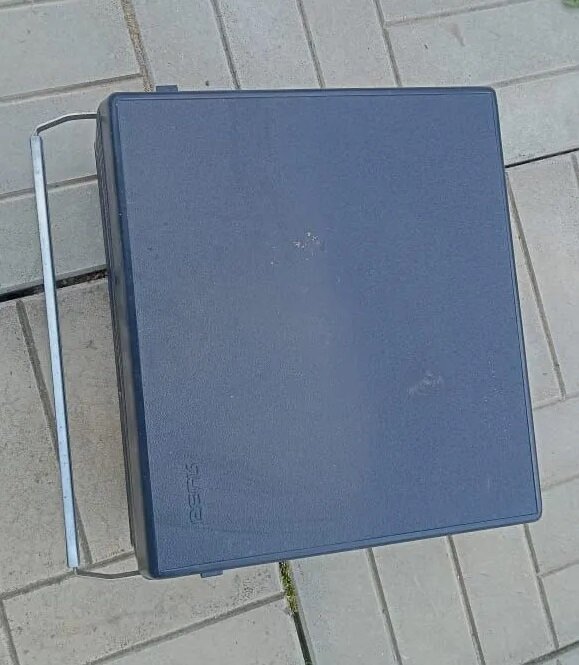 Вид сверху. Магнитофон с защитной крышкой