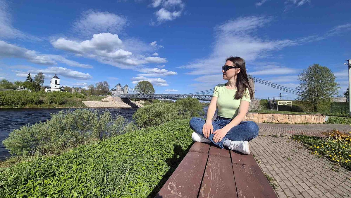 Остров располагается в 45 км от Пскова. Сегодня здесь проживает 20 тысяч человек