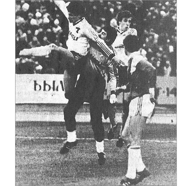 «Торпедо» - «Спартак» (Москва) – 0:0. Торпедовцы Юрий Савичев (слева в белом) и Сергей Жуков против голкипера «Спартака» Станислава Черчесова.