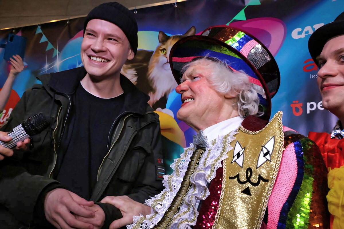 Сделаны из стали. Другими словами не сказать.  Из интернета