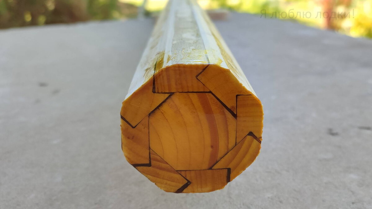 Срез мачты под слоем эпоксидной смолы. Мачта, по большей части, полая, но имеет закладные детали