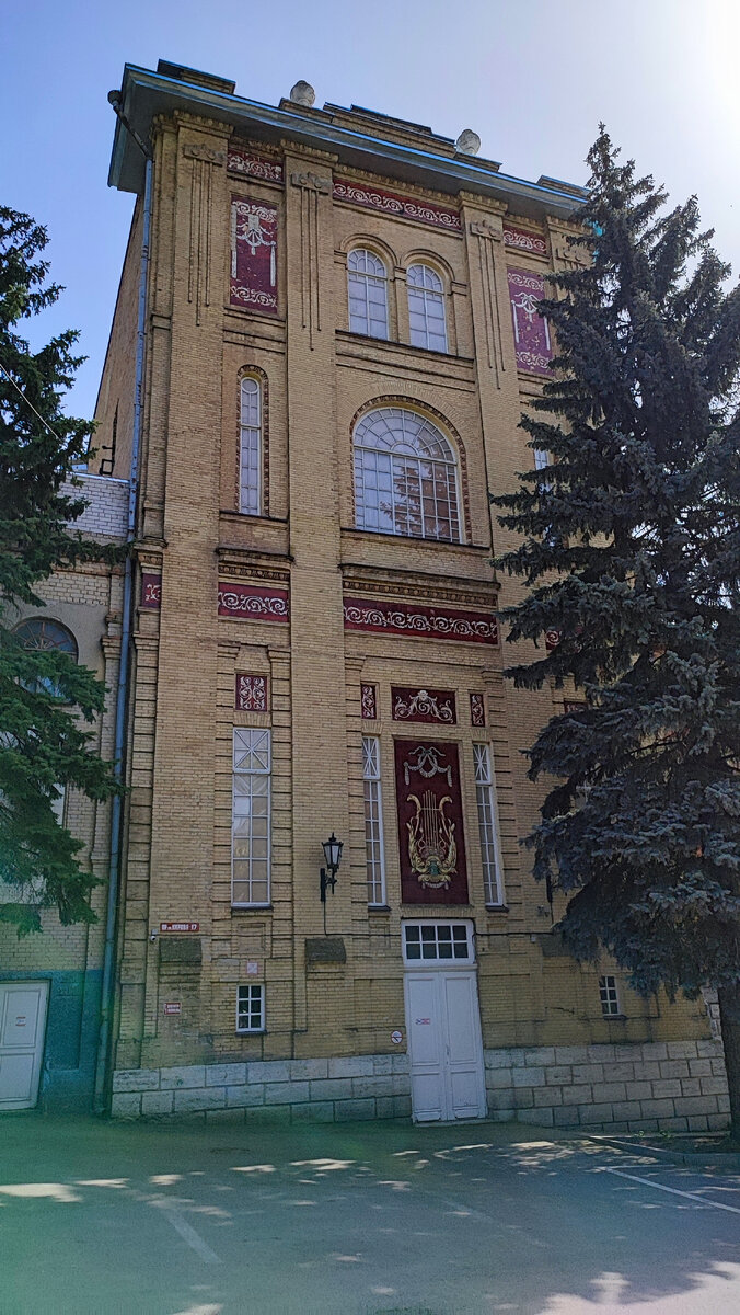 Здание театра в Пятигорске на проспекте Кирова, 17