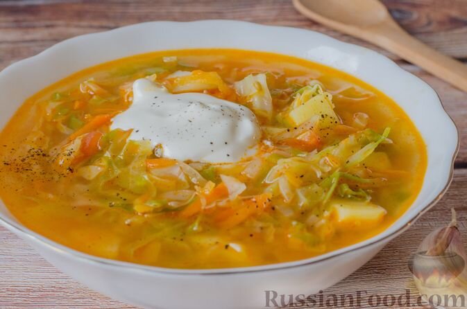 капуста, картофель, помидоры, морковь, лук репчатый, чеснок, масло растительное, соль, перец чёрный молотый, куриные ножки, лавровый лист, перец чёрный горошком, сметана