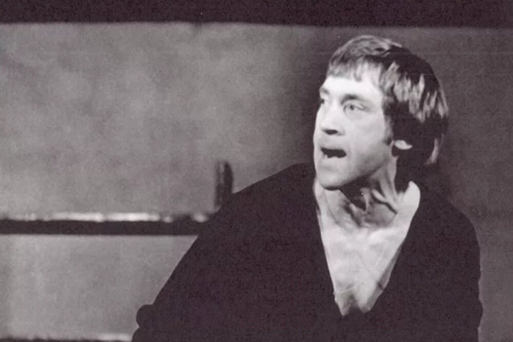    Владимир Высоцкий в спектакле "Добрый человек из Сезуана" в 1971-м году. / Виктор Великжанин/ТАСС